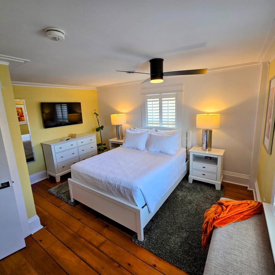 Bed, TV and multimedia, Photo of the whole room, Bedroom