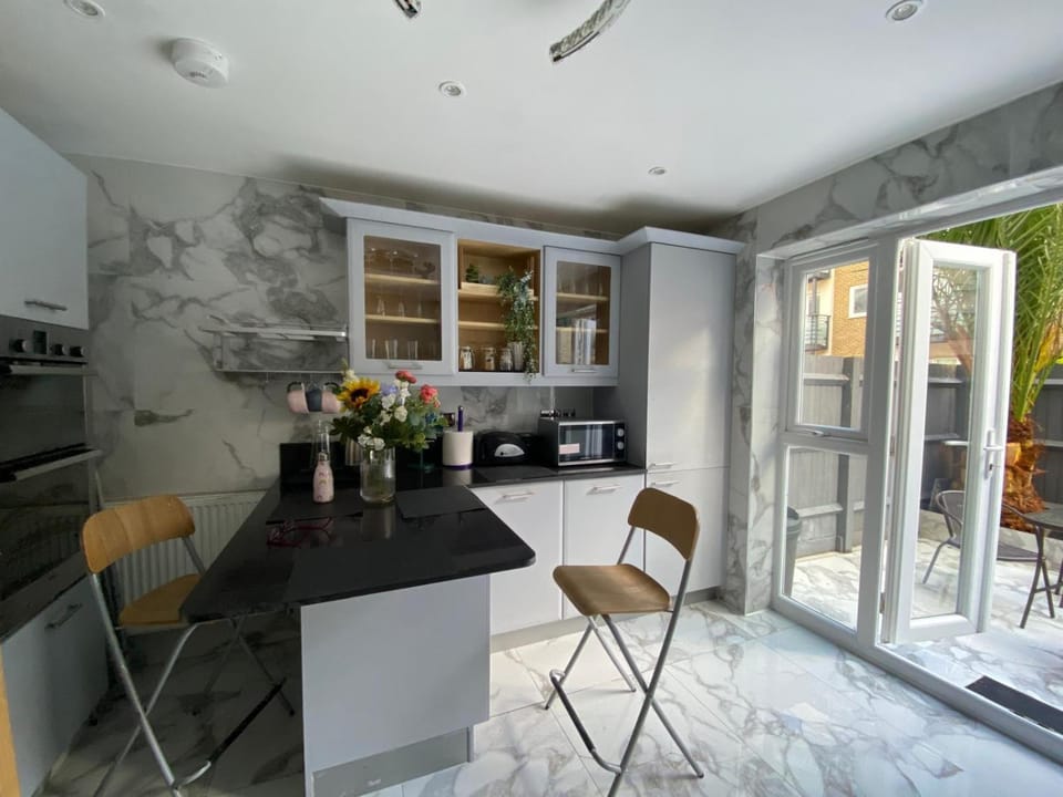 Kitchen or kitchenette, Dining area