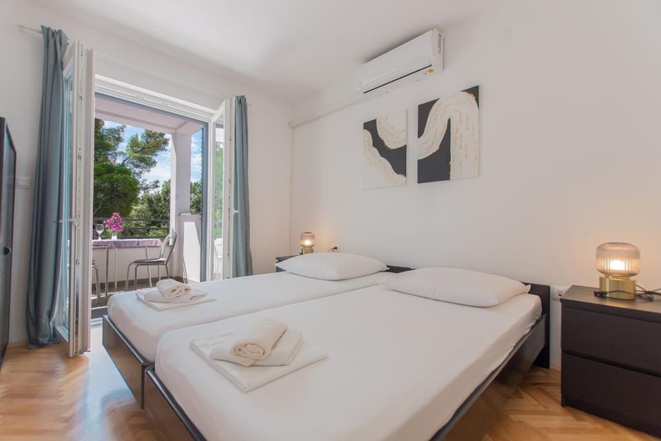 Photo of the whole room, Bedroom, air conditioner