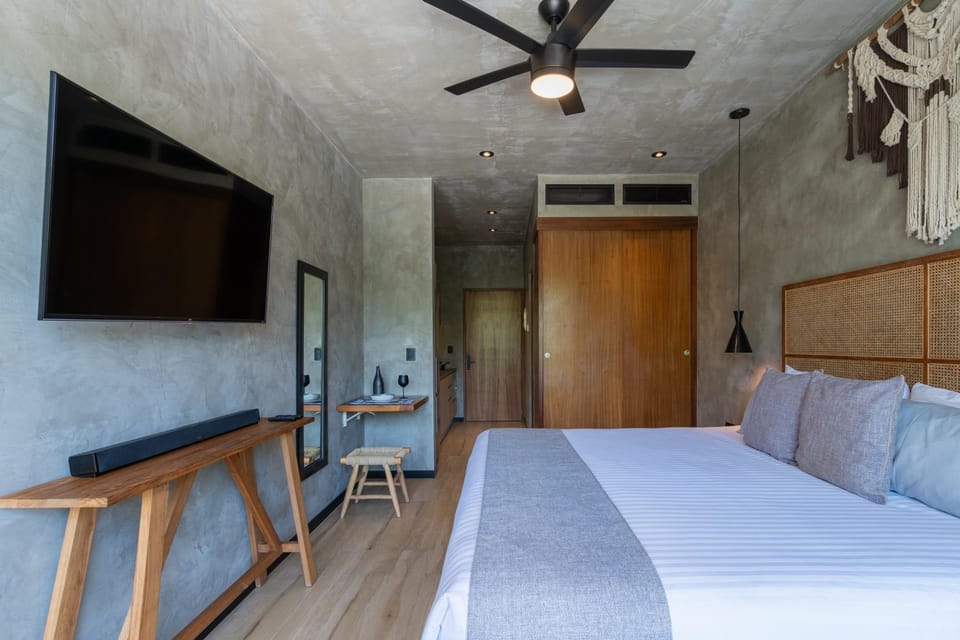 Bed, TV and multimedia, Bedroom