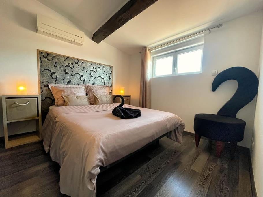 Bedroom, towels