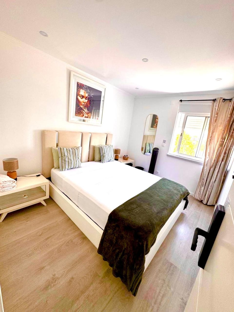 Bed, Photo of the whole room, Decorative detail, Bedroom, bidet, towels