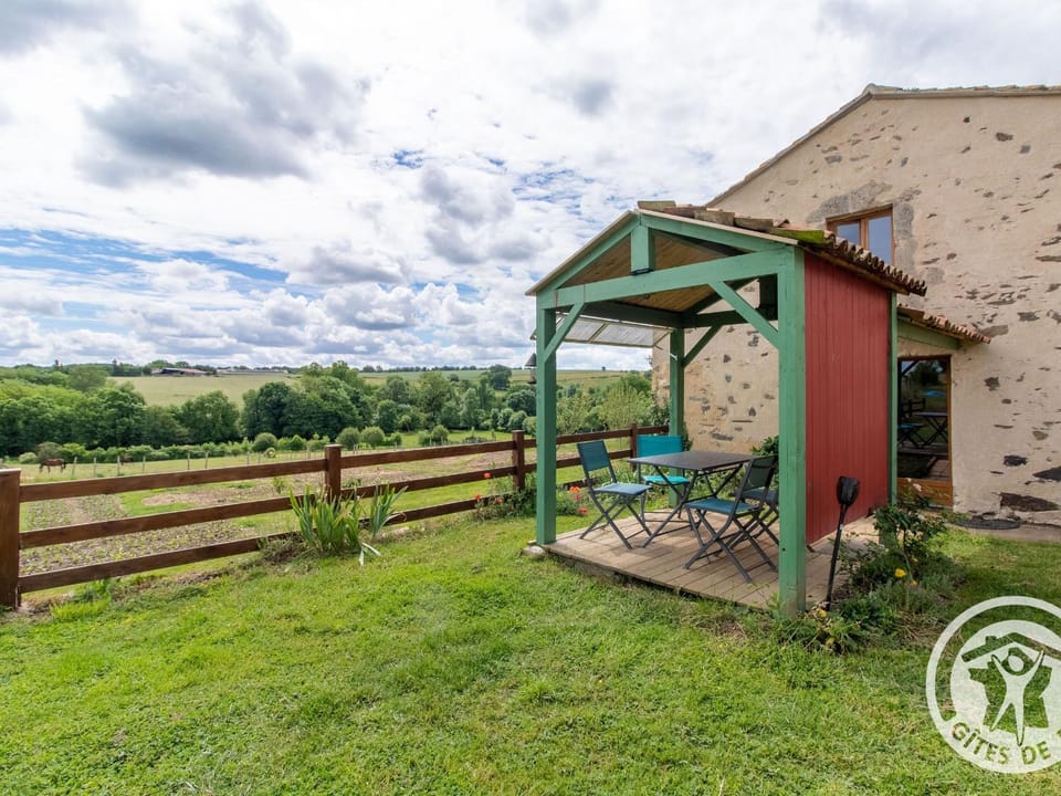 Gîte rustique avec 2 chambres, nature, animaux admis, wifi et parking - FR-1-622-78 House in Pays de la Loire