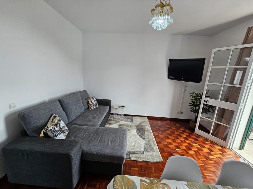 TV and multimedia, Living room, Seating area, Evening entertainment