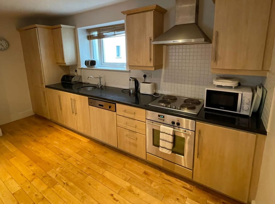 Kitchen or kitchenette, microwave, oven, stove