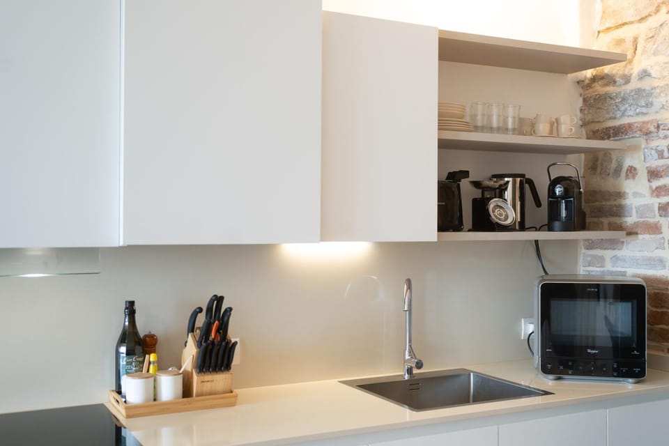 Coffee/tea facilities, Kitchen or kitchenette, stove, toaster