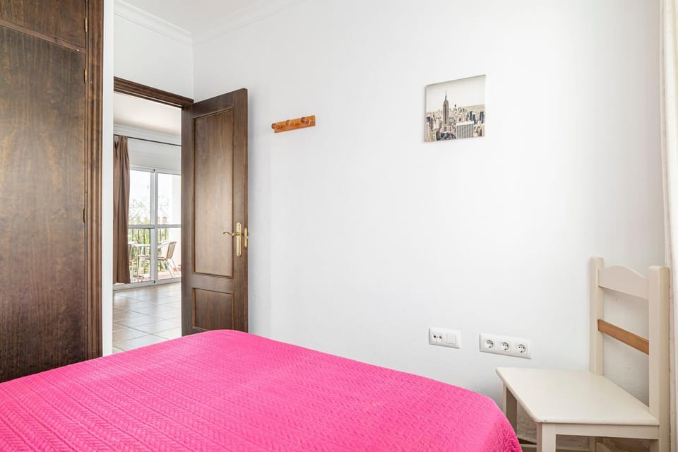 Bed, Photo of the whole room, Bedroom, internet