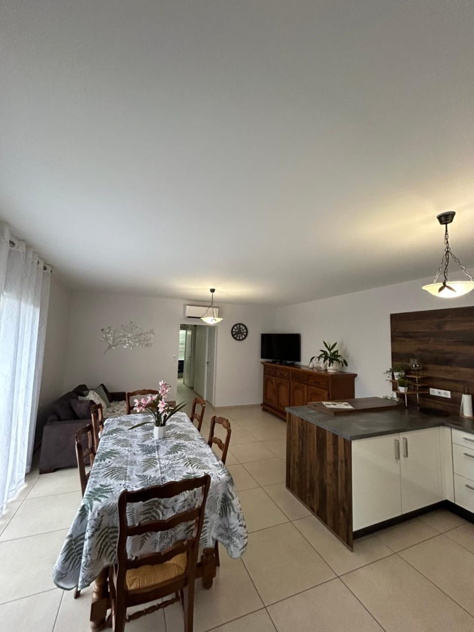 Kitchen or kitchenette, Seating area