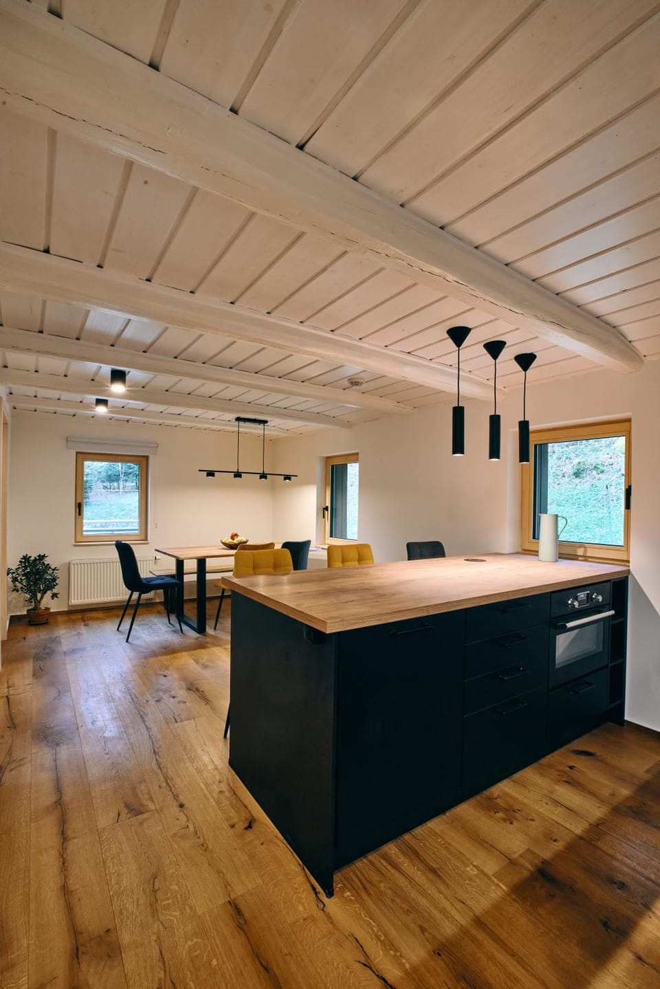 Kitchen or kitchenette, Dining area