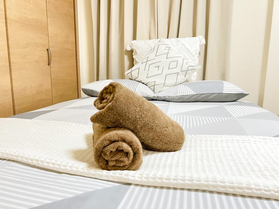 Bed, towels