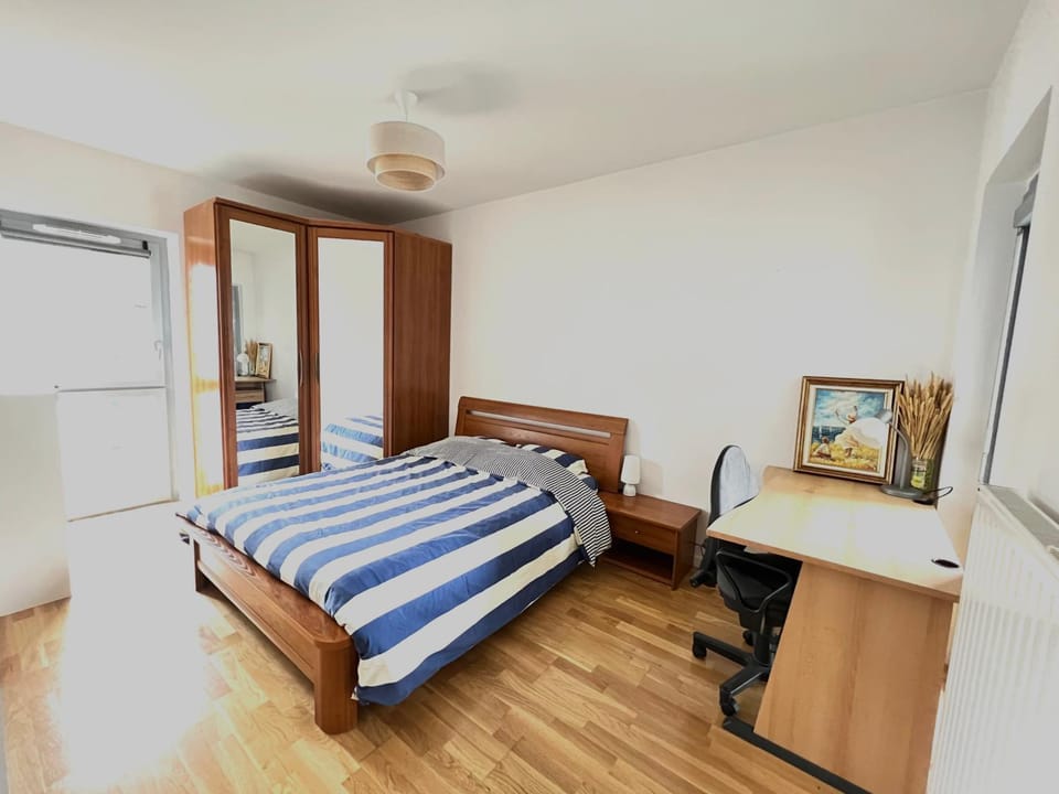 Bed, Photo of the whole room, Bedroom, hair dresser, internet