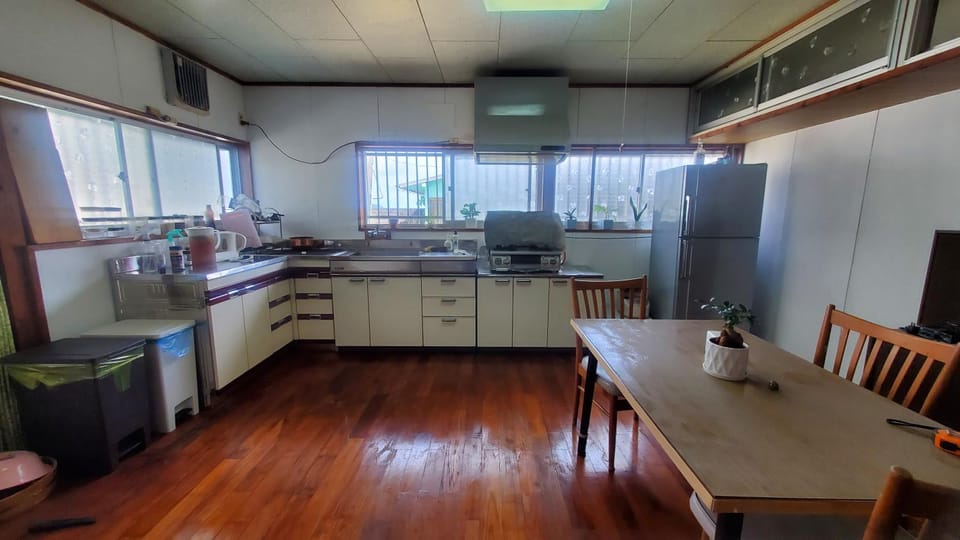 Kitchen or kitchenette, Dining area, stove