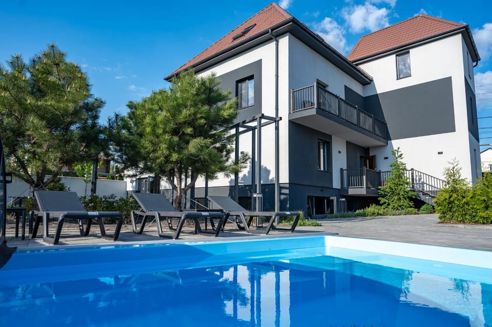 Property building, Day, Swimming pool, sunbed