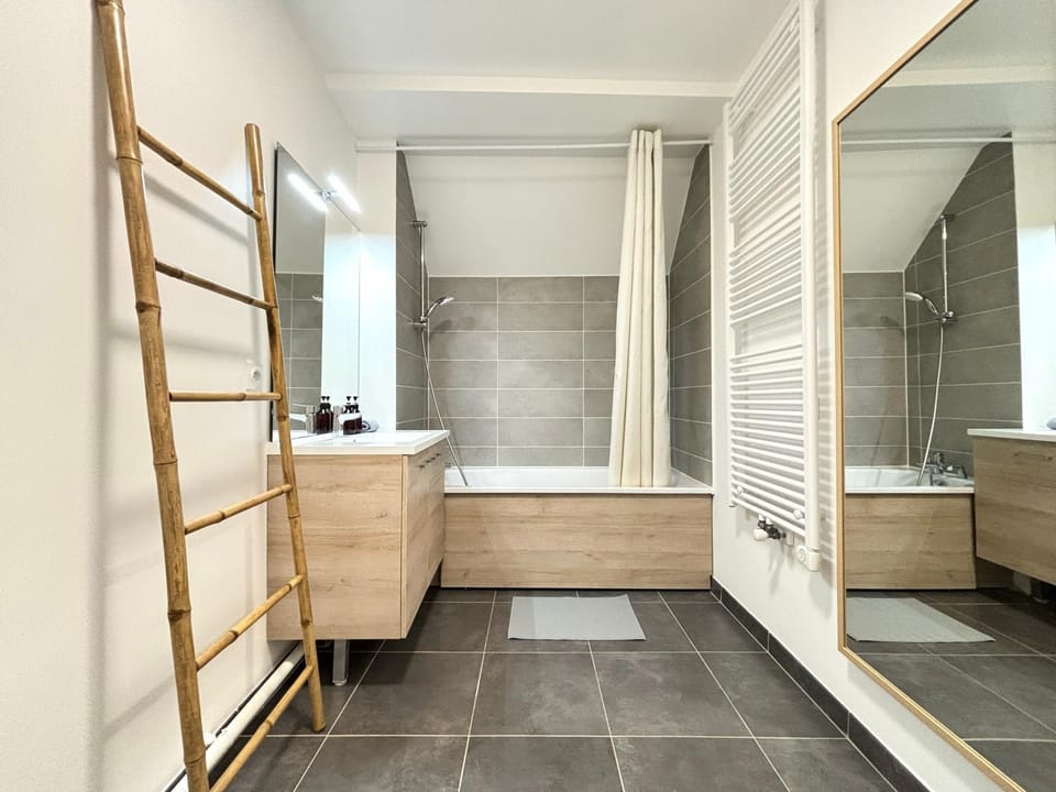 Bathroom, Bath, hair dryier, towels, dryer