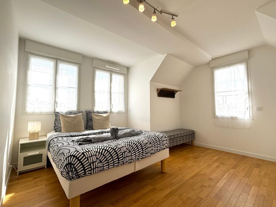 Bed, Bathroom, Photo of the whole room, Bedroom, towels