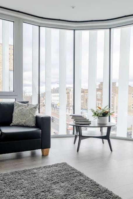 Vertigo Boutique Sleeps 4 London Apartment in Kingston upon Thames