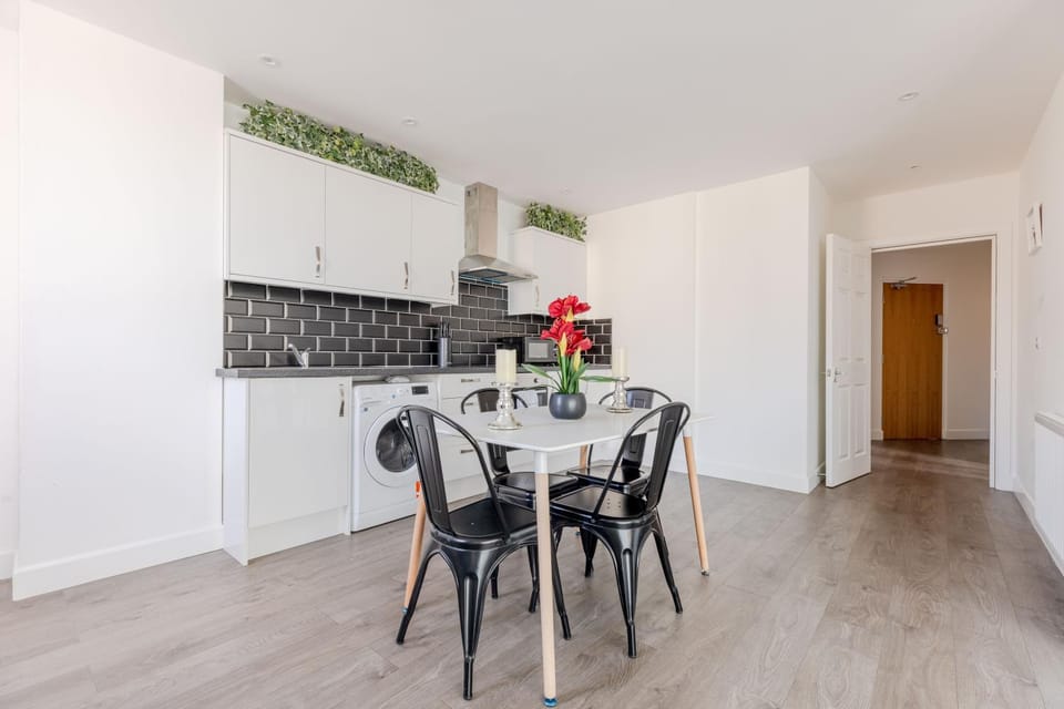 Vertigo Boutique Sleeps 4 London Apartment in Kingston upon Thames