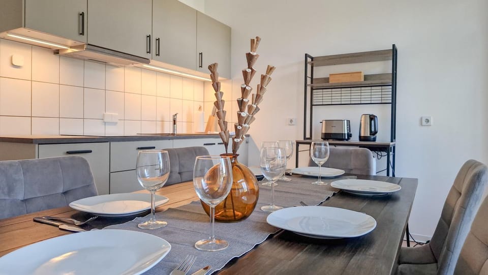 Kitchen or kitchenette, Seating area, Dining area, Food