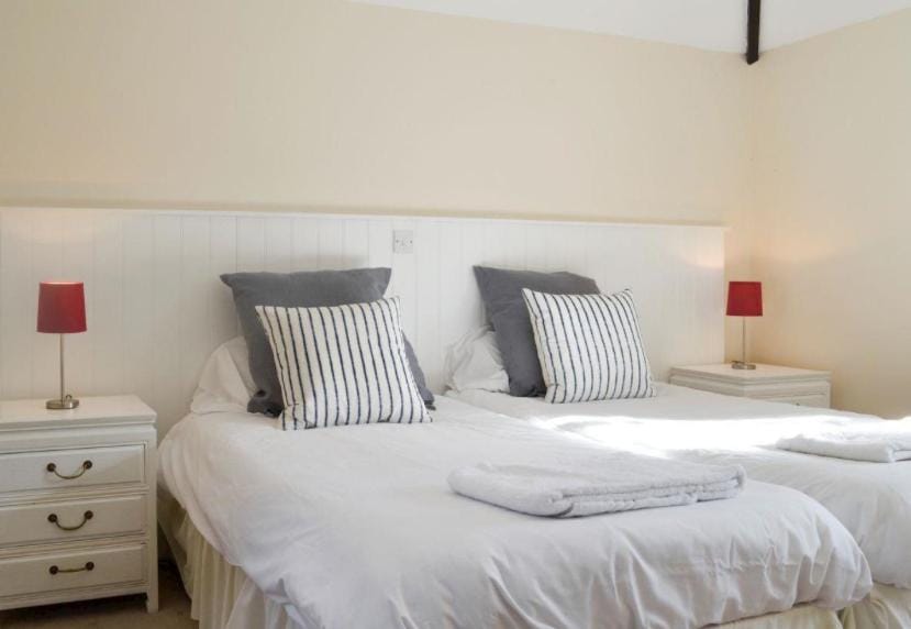 Pond Cottage House in North Dorset District