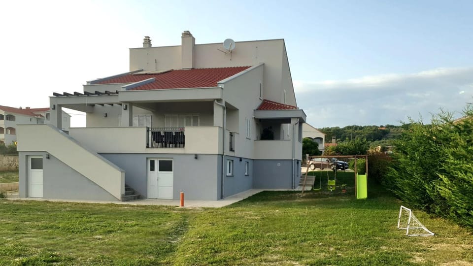 Gidas Retreat - Family Stay with Gym, Hot Tub, BBQ House in Zadar County