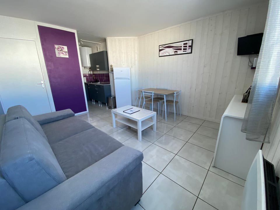 TV and multimedia, Kitchen or kitchenette, Living room, Seating area, Dining area