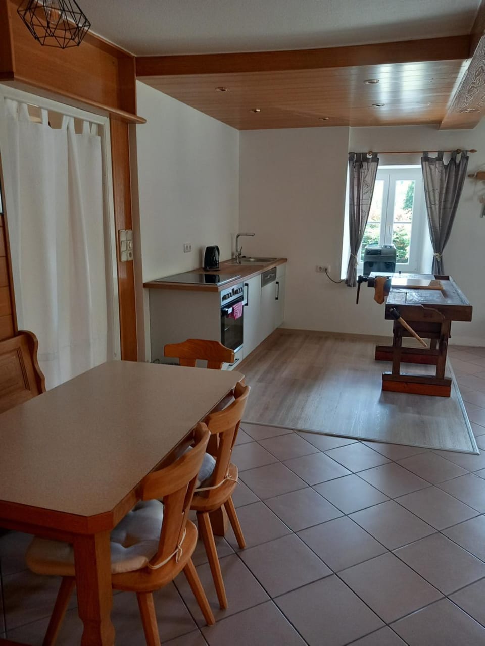 Kitchen or kitchenette, Dining area