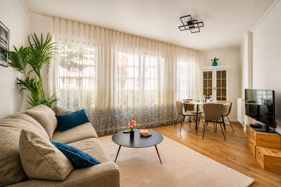 Bed, People, People, People, Bird's eye view, TV and multimedia, View (from property/room), Living room, Photo of the whole room, Guests, Guests, Guests, children, young children, young children, cot, Parking, internet, storage, elevator