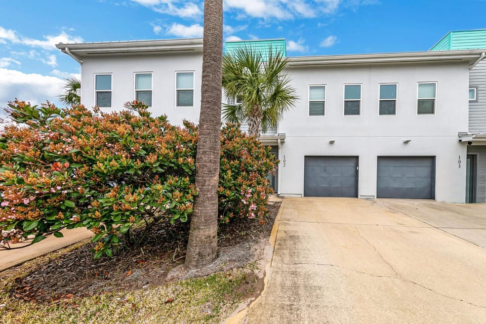 Completely Coastal Spacious townhome with Harbor views a Dock and community Pool House in Okaloosa Island