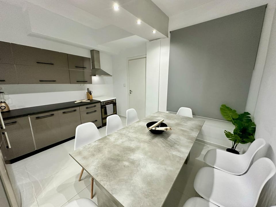 Kitchen or kitchenette, Living room, Seating area, Dining area, minibar, pet friendly, stove