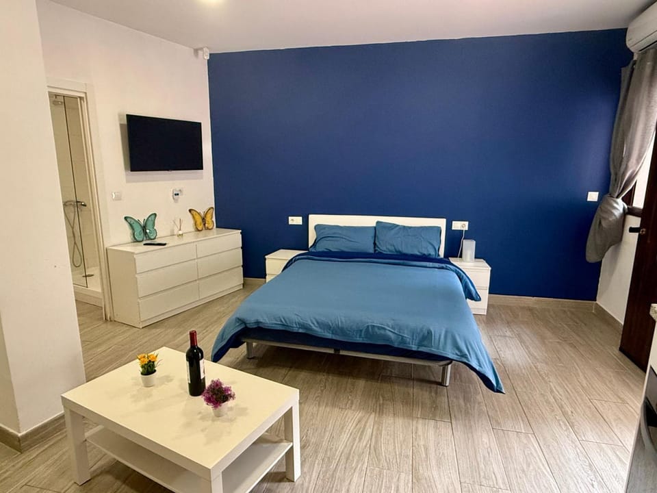 Bed, TV and multimedia, Photo of the whole room, Bedroom