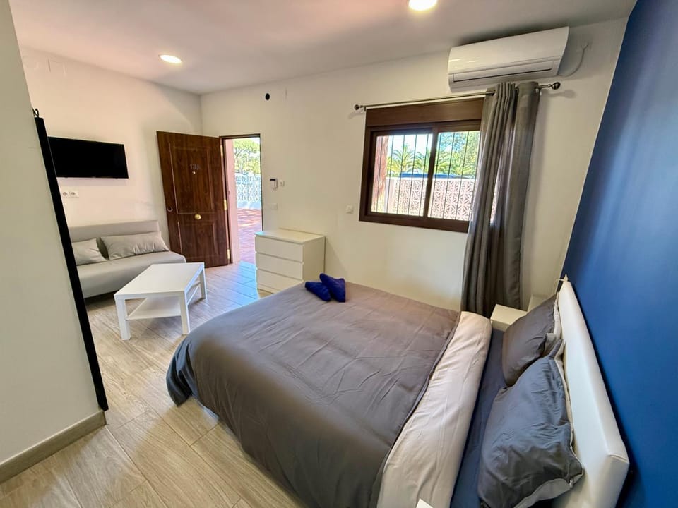 Bed, TV and multimedia, Photo of the whole room, Bedroom, towels, air conditioner