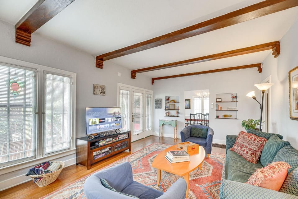 2 Blocks to Melrose Ave! Home with Furnished Patio House in West Hollywood