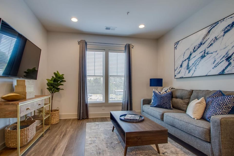 New East Nash - King Bed Short Drive to Dwntwn Apartment in East Nashville