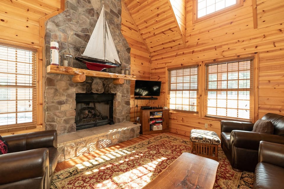 Our Get Aweigh - Cabin Retreat - private hot tub - community pool - Goshorn Lake Access Cabin in Michigan