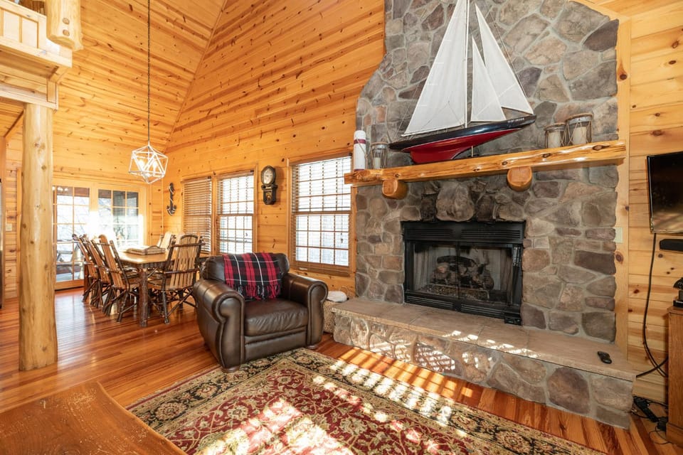 Our Get Aweigh - Cabin Retreat - private hot tub - community pool - Goshorn Lake Access Cabin in Michigan