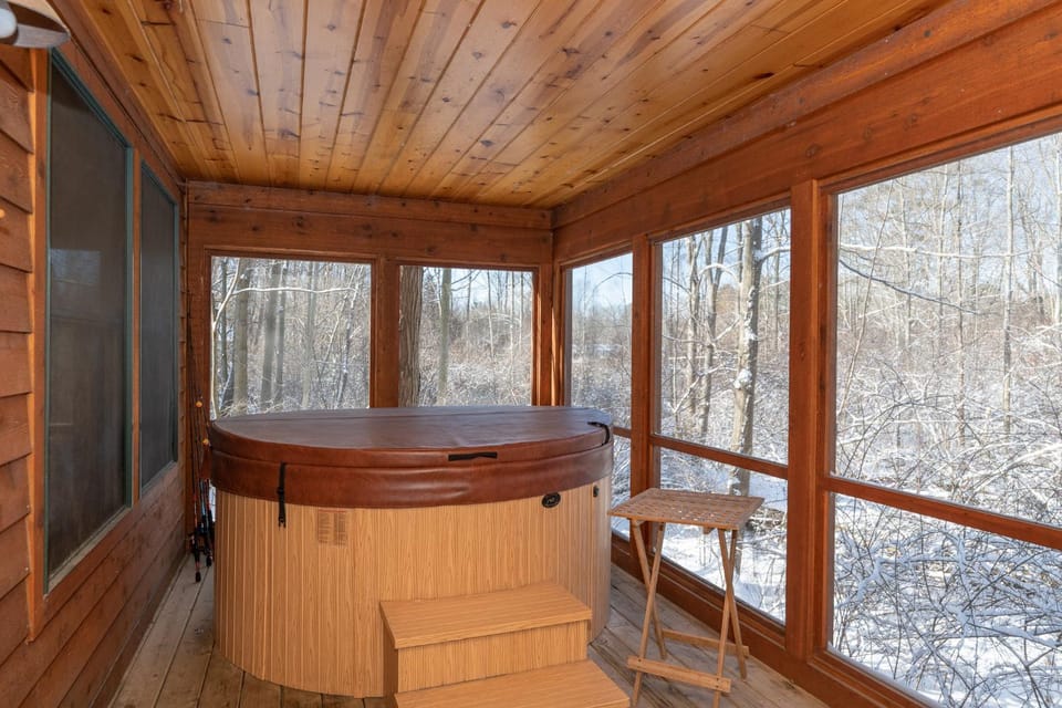 Our Get Aweigh - Cabin Retreat - private hot tub - community pool - Goshorn Lake Access Cabin in Michigan