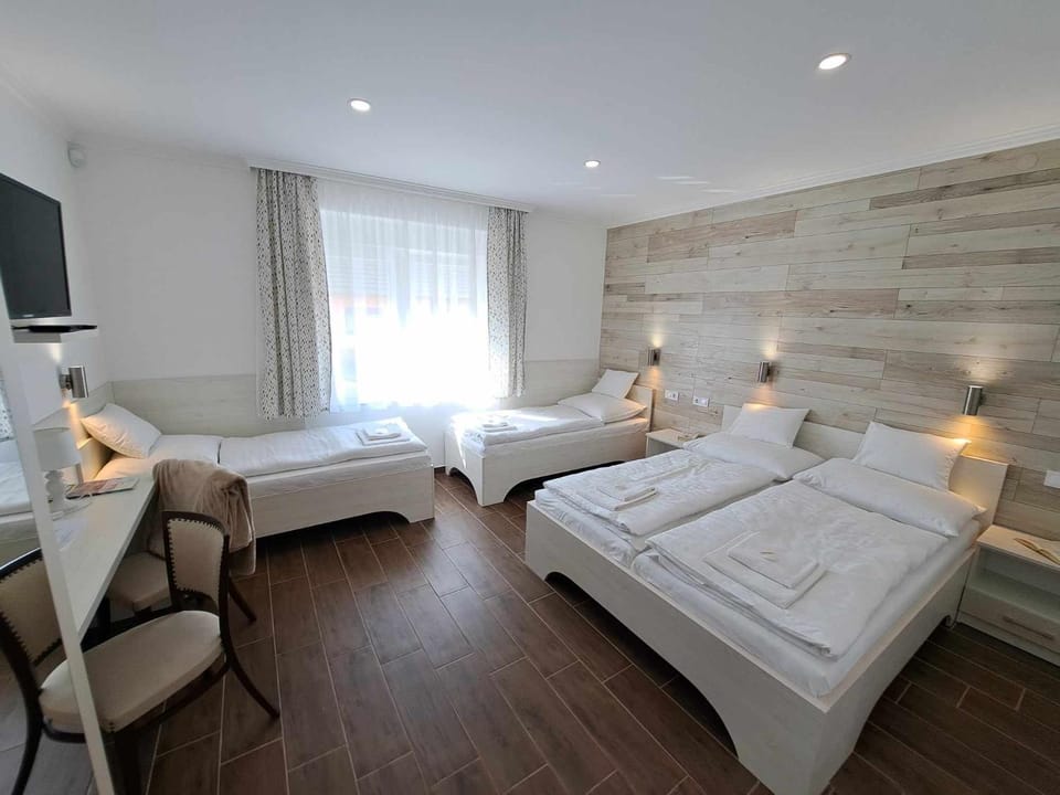 Bed, TV and multimedia, Photo of the whole room, towels