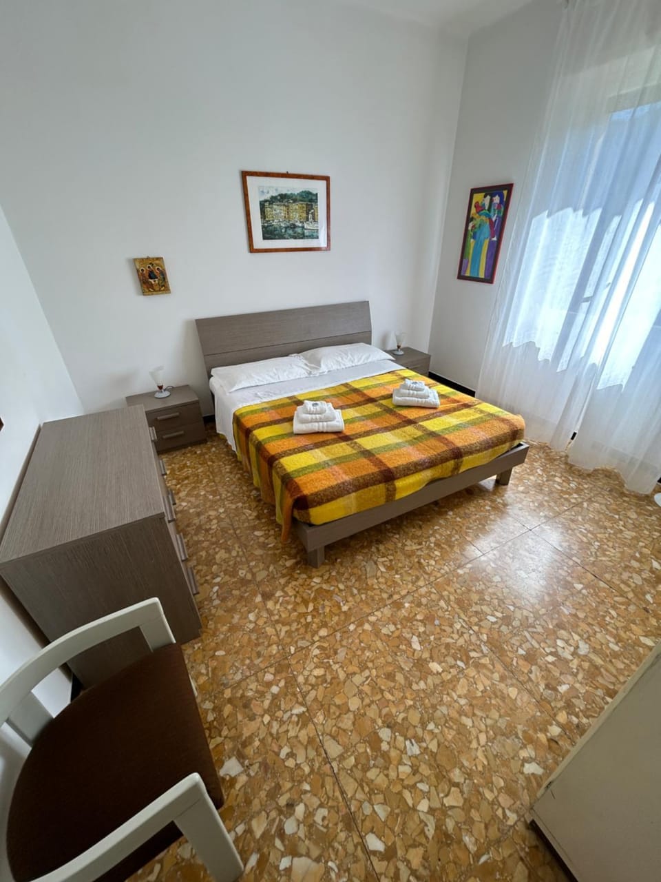 Bed, Living room, Photo of the whole room, Bedroom, towels