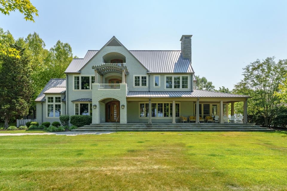 Private Pool & Lake MI access, hot tub, putting green, basketball court, and more! House in Douglas