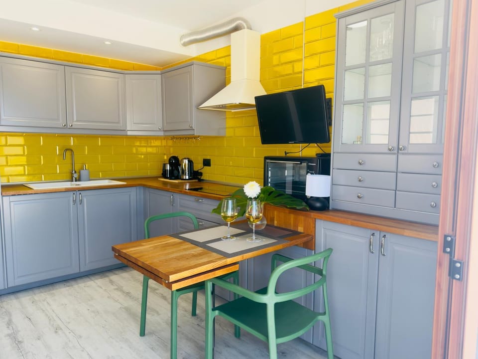 Kitchen or kitchenette, Living room
