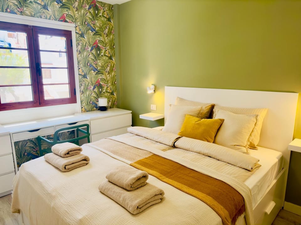 Bed, Bedroom, towels