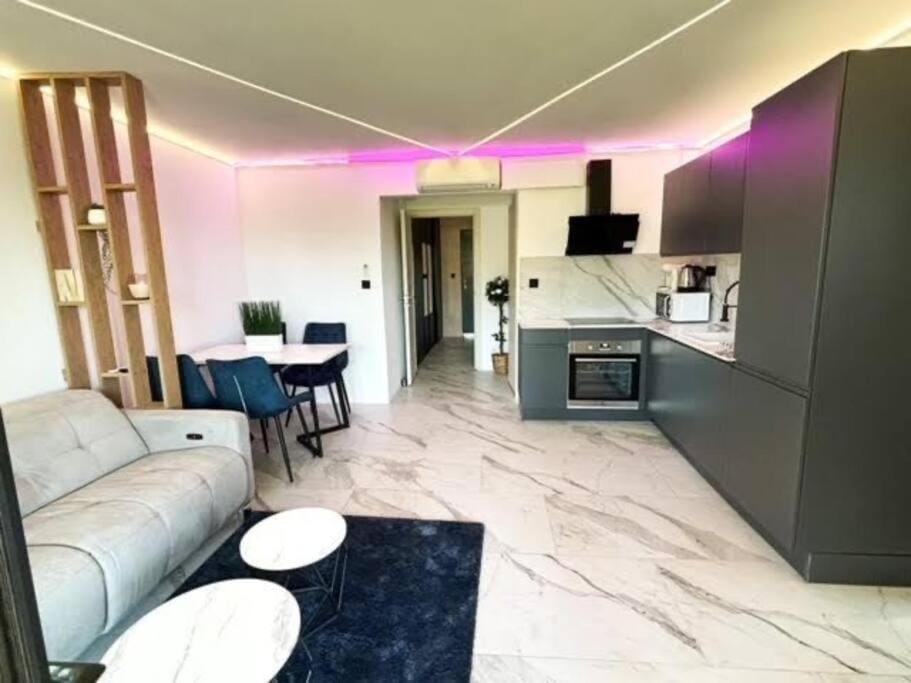 Kitchen or kitchenette, Living room, Seating area, Dining area, oven, stove