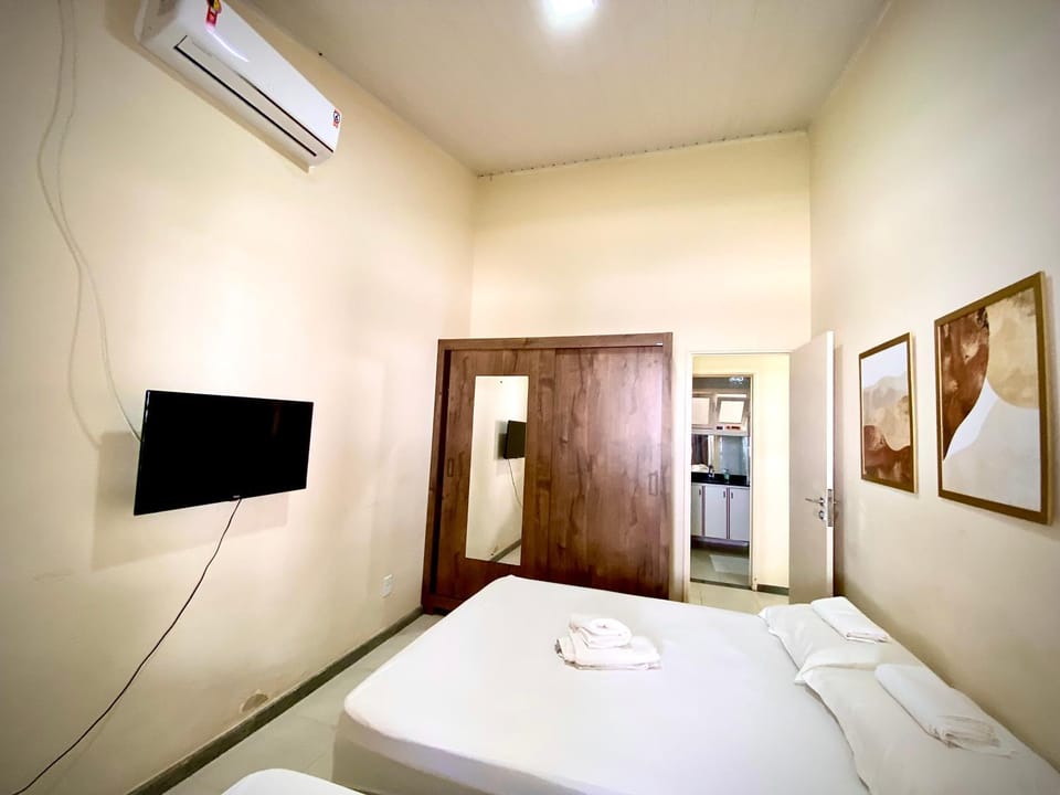 Bed, TV and multimedia, Photo of the whole room, Bedroom, towels, air conditioner