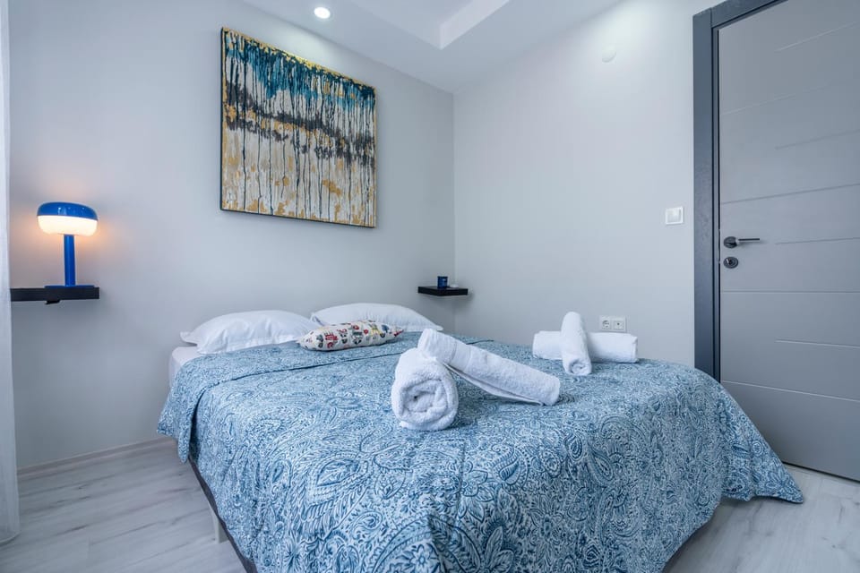 Bed, Photo of the whole room, Bedroom, towels, air conditioner