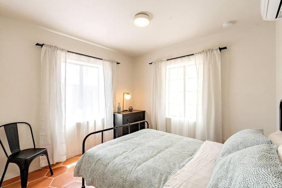 Casa Hermosa - Cute & Cozy 2BR 1BA Adobe w Firepit Near UA & UMC House in Tucson