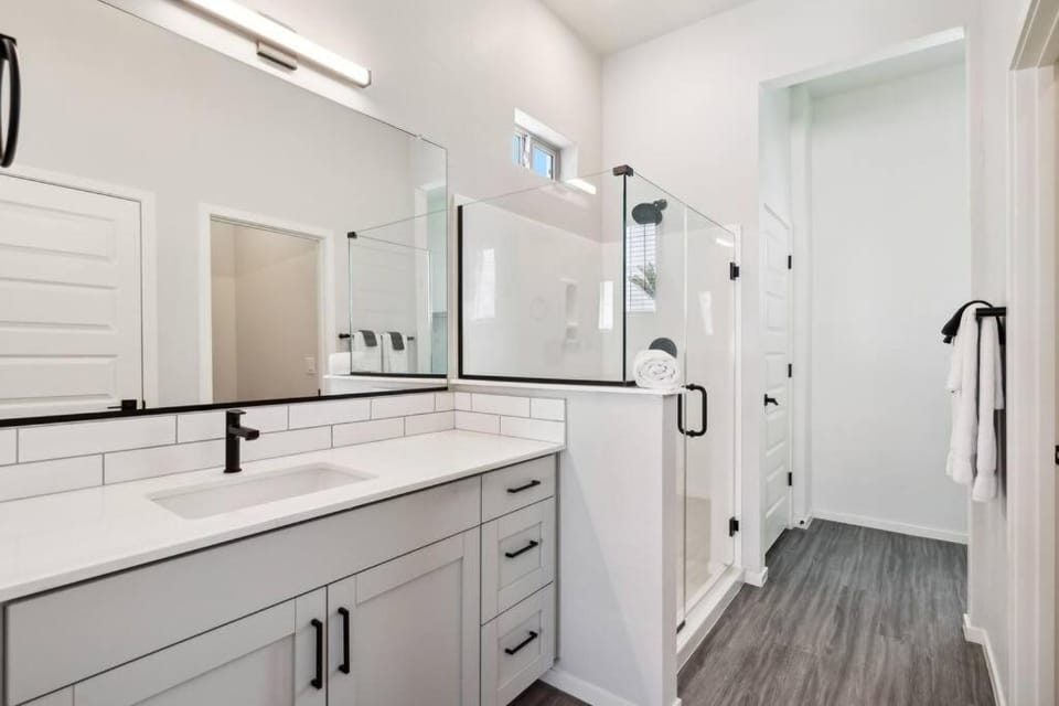 Sunny Contemporary Home in Casa Grande with Pool,BBQ Apartment in Casa Grande