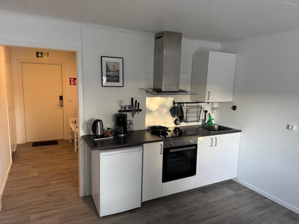 Coffee/tea facilities, Kitchen or kitchenette, microwave, oven, stove, toaster