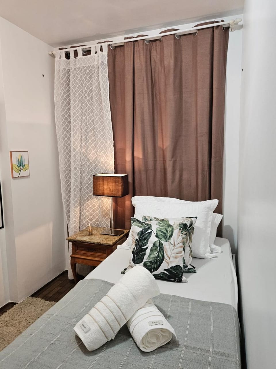 Photo of the whole room, towels