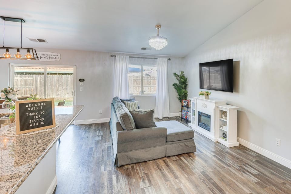 Bakersfield Home w/ Pool Table, Cornhole + More! House in Bakersfield