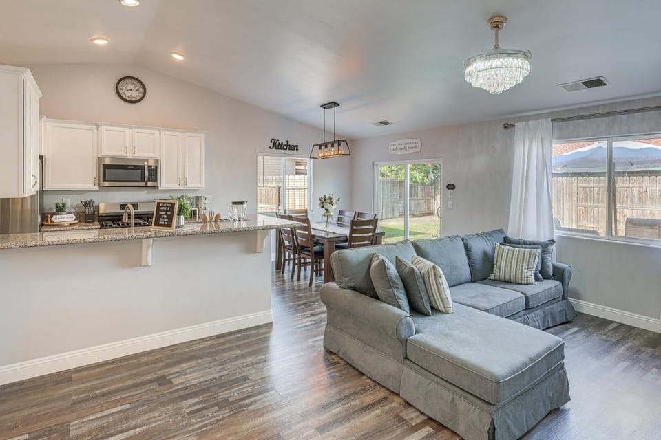 Bakersfield Home w/ Pool Table, Cornhole + More! House in Bakersfield